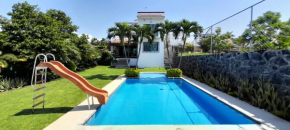 Casa con alberca privada y agradable jardín